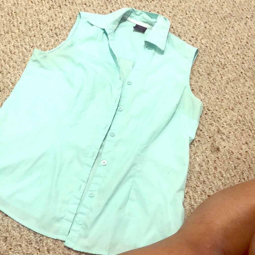Mint grin sleeveless button up